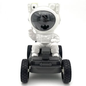 شب خواب کهکشانی فضانورد نشسته