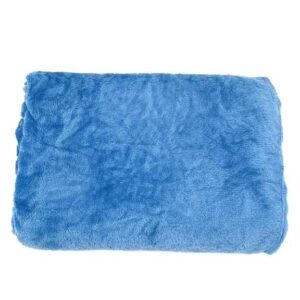 پتو بالشتی دختر نشسته کلاه دار آبی